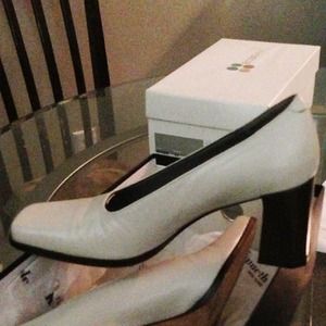 Kenneth Cole New York leather pump