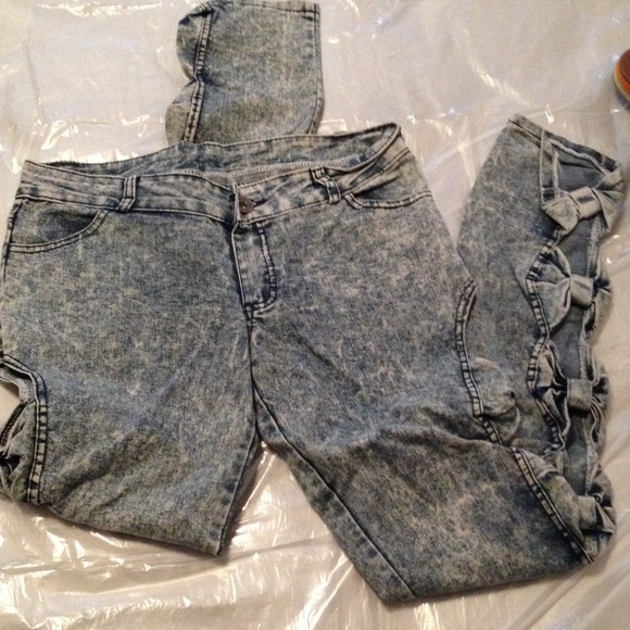 Infamous bow jeans