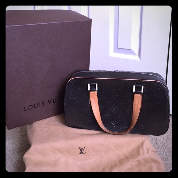 Authentic Louis Vuitton Mat Shelton Bag M55172