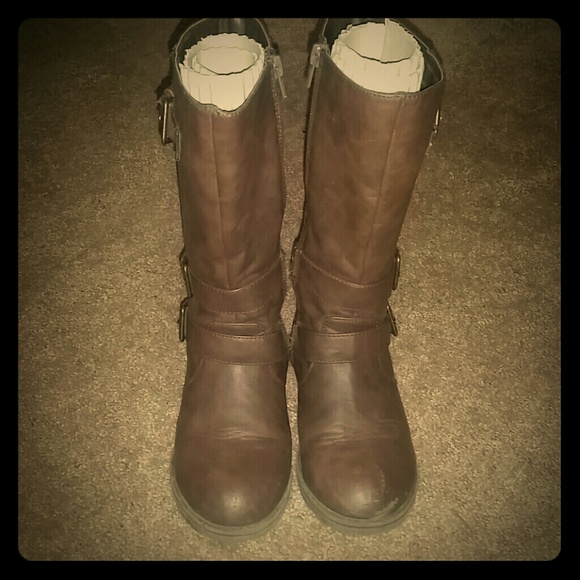 Dark brown buckle boots