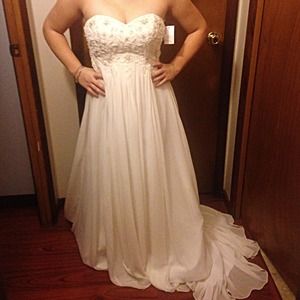 Ivory wedding dress sweetheart strapless
