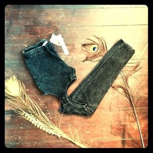 ⚡️NEW Button Garter Acid Washed Cool Leggings!