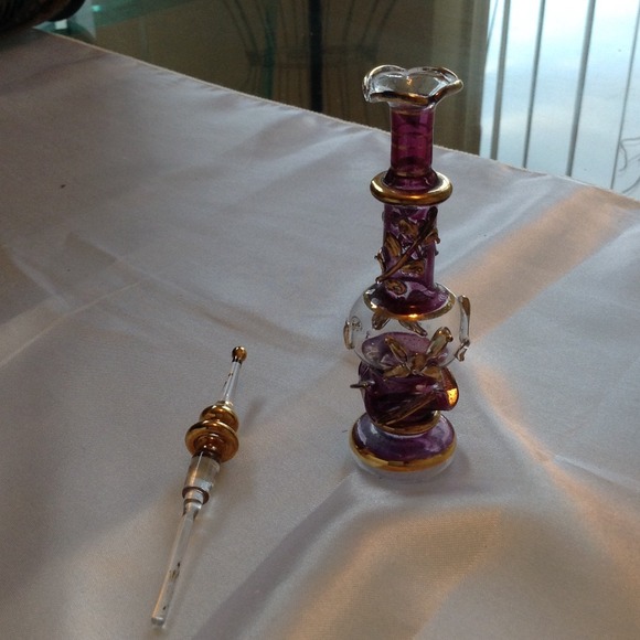 AN ANTIQUE PURFUME BOTTLE - Picture 2 of 3