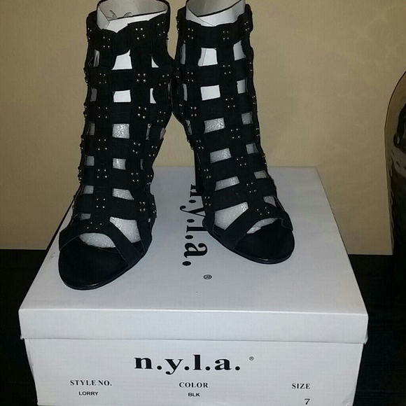 NWT N.Y.L.A Size 7