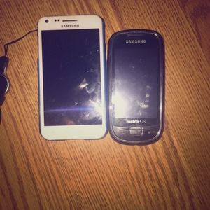 BUNDLE ! 🙇 2 touch screen phones ✨🌟