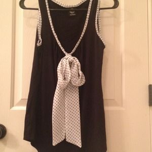 Sleeveless black/white dots top