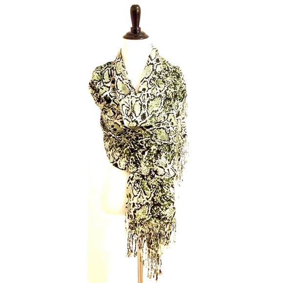 Pretty Snakeskin Print Shawl/Scarf - Picture 3 of 4