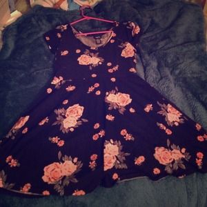 Cute floral, stretchy, tight skater dress ♥️