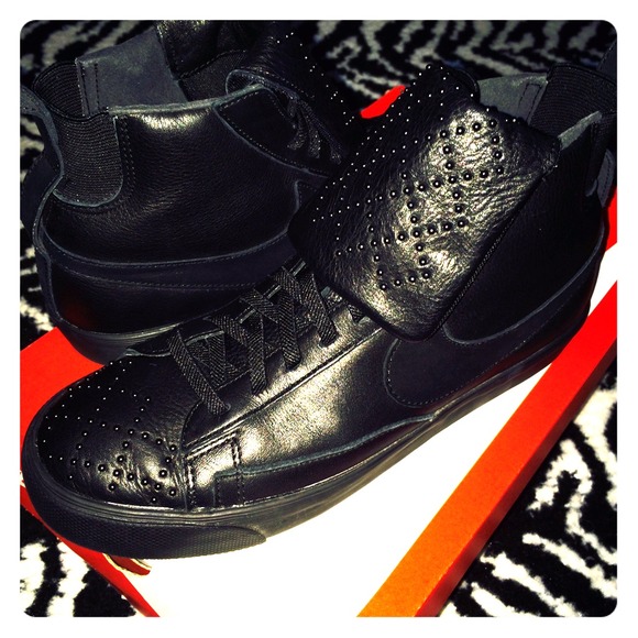 All black nike flight high