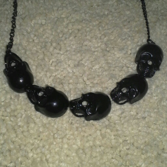 Black skull necklace