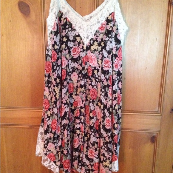 Forever 21 floral lace dress. Size: M.NEVER WORN