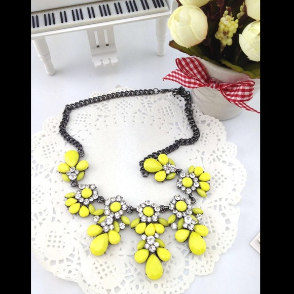 Jewelry - Make an Offer!! Florescent Yellow Resin Necklace