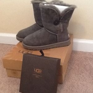 UGG Classic Short Bailey Button
