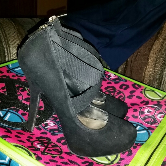 Black swade heels - Picture 2 of 2