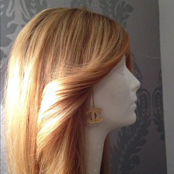 🚫🚫🚫SOLD🚫🚫🚫CHANEL runway earrings - Picture 2 of 4