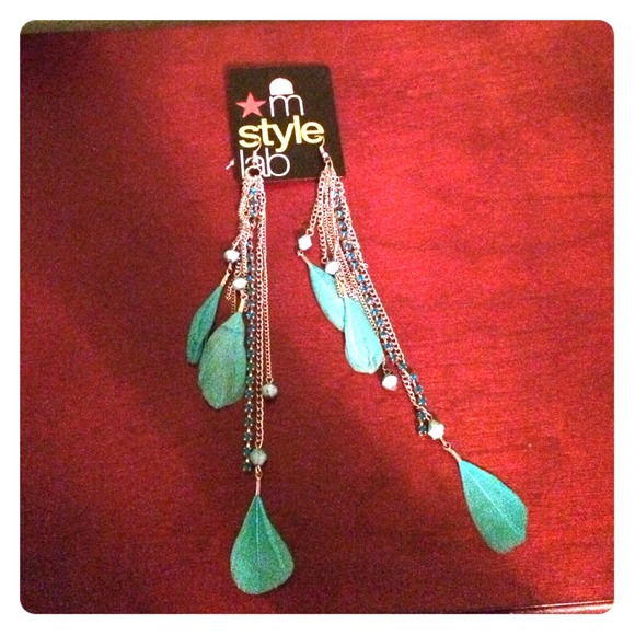 Dangle feather earrings