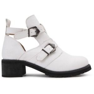 Black Poppy cut out boots🙌