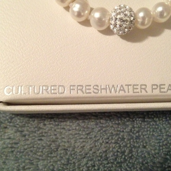 New in box 3pc Pearl jewelry set - Picture 2 of 4