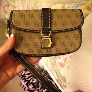 💥authentic Dooney & Bourke wristlet