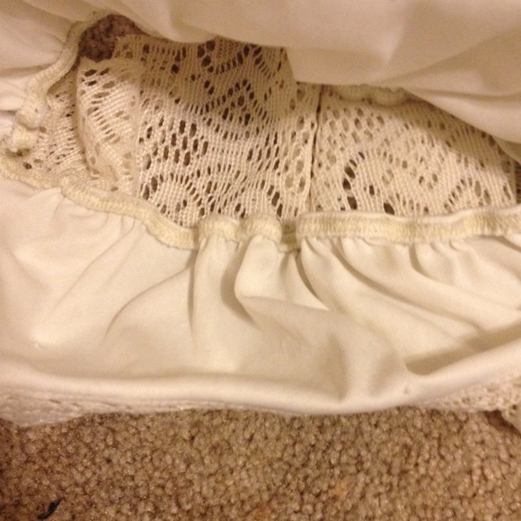 Cream lace crop top - Picture 2 of 3