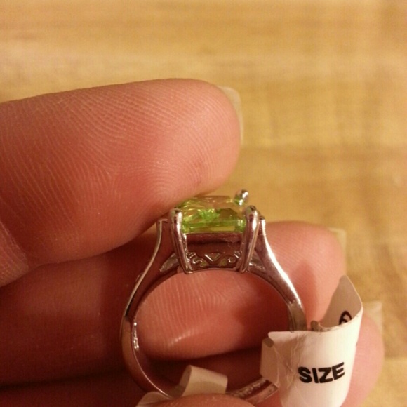 Lia Sophia Fashion Jewelry Appletini Ring Size 7 - Picture 2 of 4