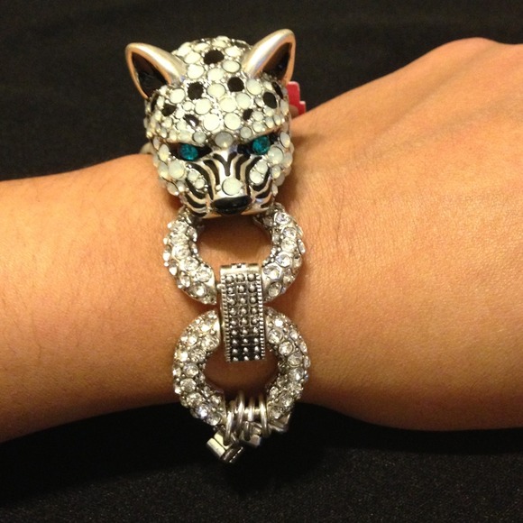 🎉SOLD🎉Betsey Johnson Snow Leopard Bracelet. - Picture 2 of 4