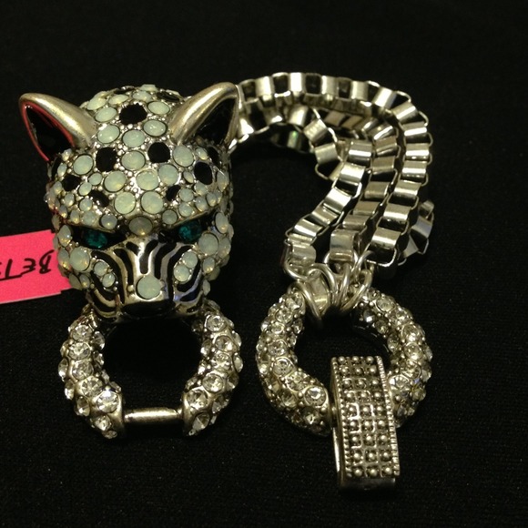 🎉SOLD🎉Betsey Johnson Snow Leopard Bracelet. - Picture 3 of 4