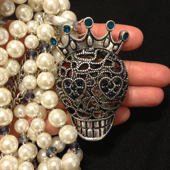 🎉SOLD🎉Betsey Johnson Skull & Pearls Necklace - Picture 2 of 4