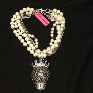 🎉SOLD🎉Betsey Johnson Skull & Pearls Necklace