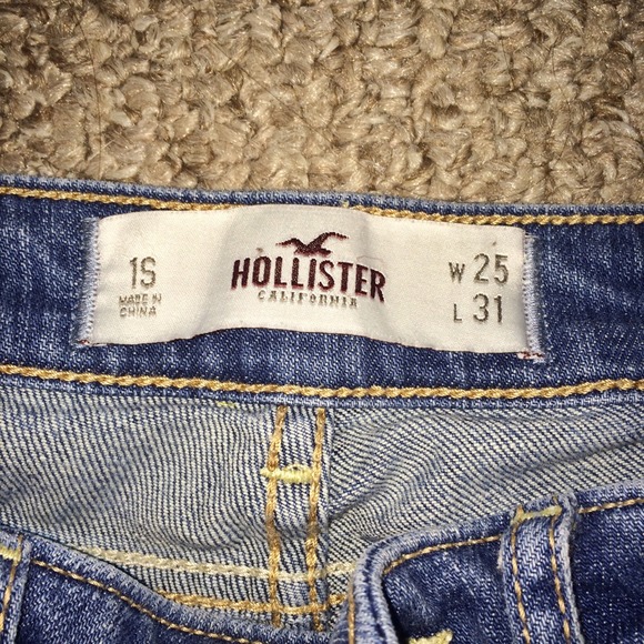 Hollister Medium wash destroyed skinny jeans - Picture 2 of 3