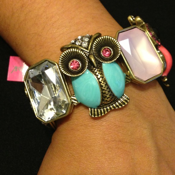 🎉SOLD🎉Betsey Johnson Owl Stretch Bracelet - Picture 4 of 4