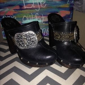 New without tags never worn Vince Camuto clogs!