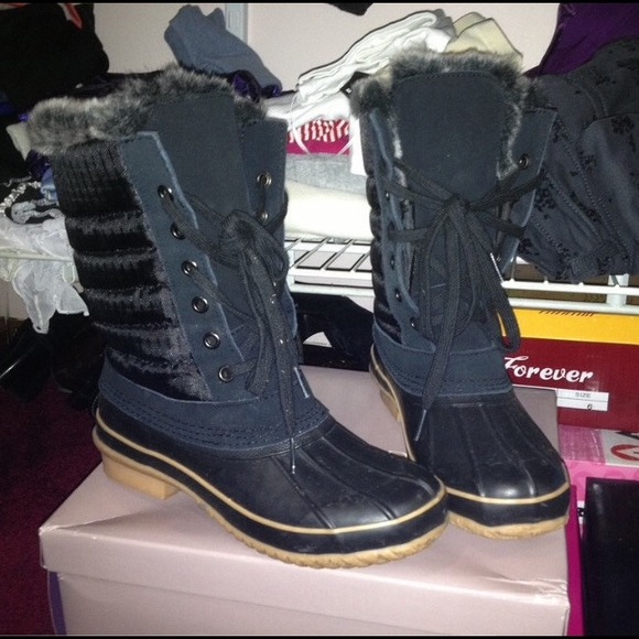 Cold weather boots - Picture 1 of 3
