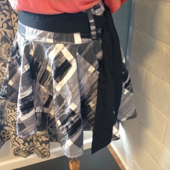 Grey and black skirt - Picture 2 of 3