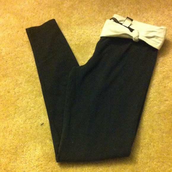 Black and white Victoria Secret yoga leggings