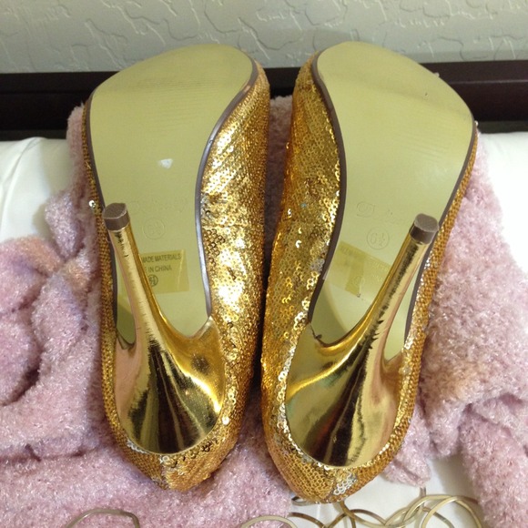 πHost Pick!π NWOT Gold Sequinn Stilletos - Picture 3 of 4