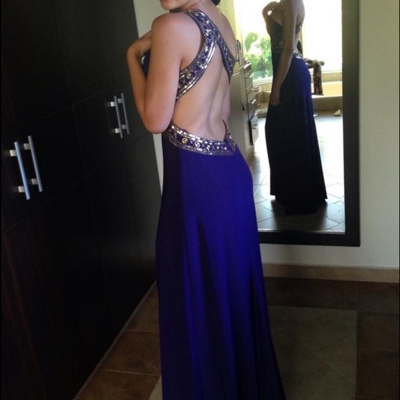 Beautiful dress also great for prom 👸