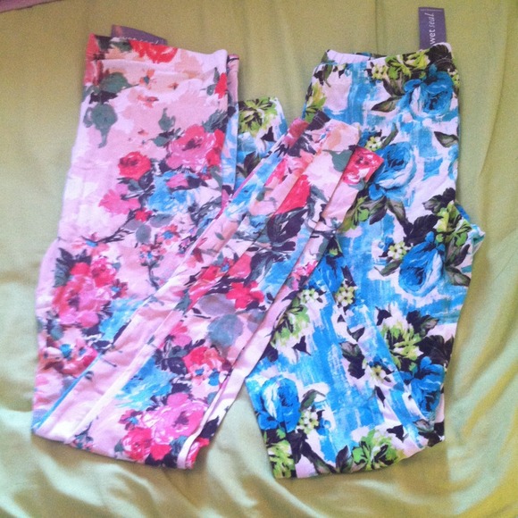 BUNDLED DEAL Printed floral leggings.