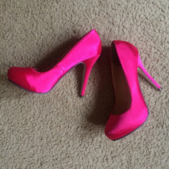 Gorgeous hot pink satin heels! 👠