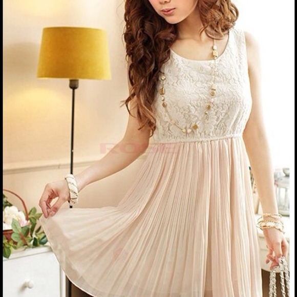 Soft midi dress with feminine accents everywhere!