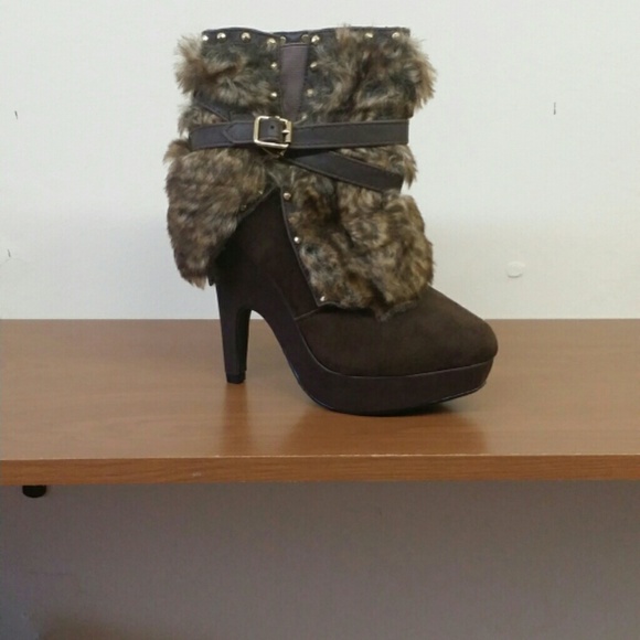 Short fur boots