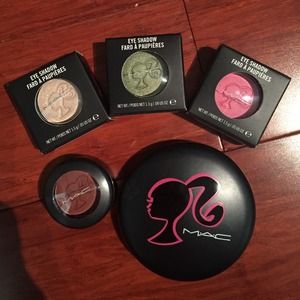 MAC BARBIE eyeshadow BN in BEAUTYBURST AUTHENTIC.