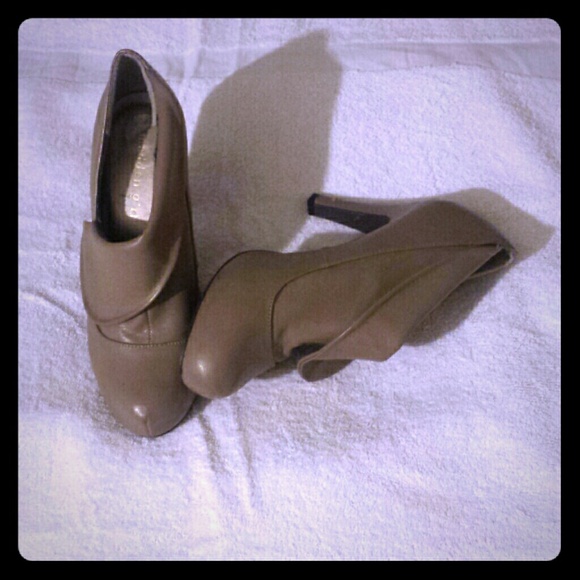 Steve Madden Taupe Booties