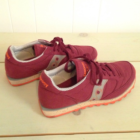 Saucony Originals: Jazz Low Pro Vegan shoe in red