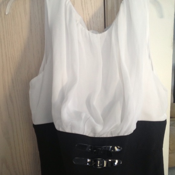 Woman's classic back & white sleeveless dress 18W