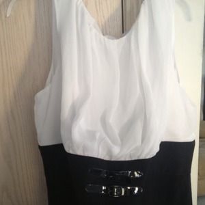 Woman's classic back & white sleeveless dress 18W