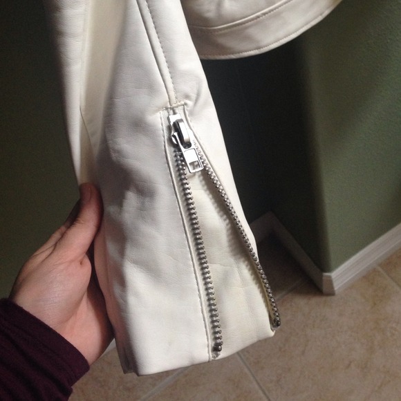 🎉 2hr Sale 🎉 White leather forever 21 jacket - Picture 2 of 4
