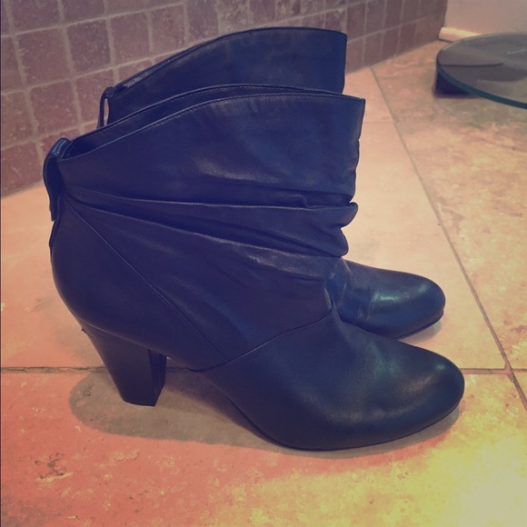 BCBG black leather ankle boots worn once size 9