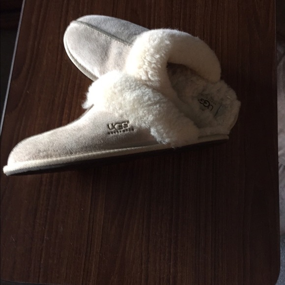 Uggs slippers size says 8 but fits size 6. - Picture 2 of 4