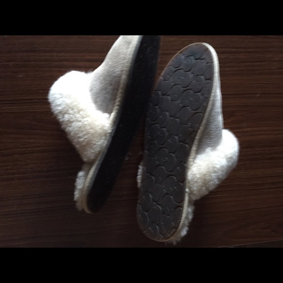 Uggs slippers size says 8 but fits size 6. - Picture 3 of 4